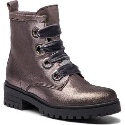Trapery TOMMY JEANS - Metallic Cleated Lac EN0EN00339 Steel Grey 039. Fioletowe trapery damskie Tommy Jeans, z jeansu, bez obcasa, bez zapięcia. W wyprzedaży za 389,00 zł.
