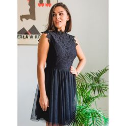 SUKIENKA VALERIA BLACK - M. Czarne sukienki damskie Fanaberia.com, m, bez wzorów, z koronki, ze stójką, bez rękawów, rozkloszowane. Za 169,00 zł.