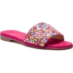 Klapki ALMA EN PENA - V19910 Suede Fuxia. Różowe klapki damskie Alma en Pena, z aplikacjami, ze skóry, bez obcasa, na obcasie. W wyprzedaży za 269,00 zł.