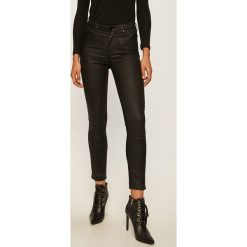 Guess Jeans - Spodnie. Czarne spodnie damskie Guess Jeans, z aplikacjami, z elastanu, z podwyższonym stanem. W wyprzedaży za 299,90 zł.