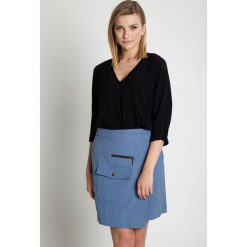 Niebieska spódnica mini z kieszenią na przodzie RABARBAR. Niebieskie spódniczki damskie RABARBAR, do pracy, bez wzorów, eleganckie, z podwyższonym stanem, krótkie, mini, koszulowe. W wyprzedaży za 112,00 zł.