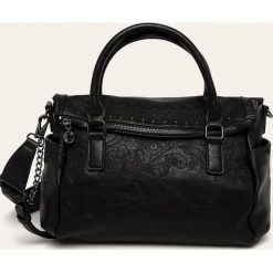 Desigual - Torebka. Czarne listonoszki damskie Desigual, w paski, z poliesteru, na ramię, duże, z aplikacjami. W wyprzedaży za 219,90 zł.