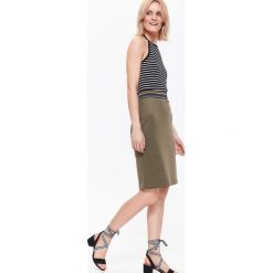 Bluzka dzianinowa z dekoltem halter, w paski. Czarne bluzki damskie Top Secret, w paski, z dzianiny, bez kołnierzyka, bez rękawów. W wyprzedaży za 14,99 zł.