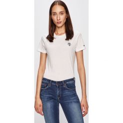 Tommy Hilfiger - T-shirt. Białe bluzki damskie TOMMY HILFIGER, s, bez wzorów, z bawełny, z okrągłym kołnierzem. W wyprzedaży za 149,90 zł.