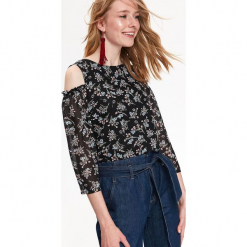Bluzka długi rękaw damska, cold shoulder, z wiązaniem, w kwiaty. Czarne bluzki damskie Top Secret, w kwiaty, z tkaniny, eleganckie, z okrągłym kołnierzem, z długim rękawem. W wyprzedaży za 79,99 zł.