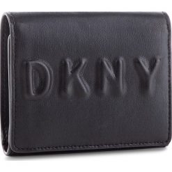 Mały Portfel Damski DKNY - Tilly Trifold Wallet R741V100 Blk/Gold BGD. Czarne portfele damskie DKNY, bez wzorów, ze skóry ekologicznej. W wyprzedaży za 259,00 zł.