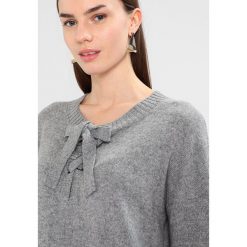 Swetry klasyczne damskie: Karen by Simonsen SHADOW Sweter moon grey melange