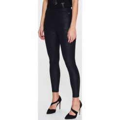 LEGGINSY DAMSKIE, Z FAKTURĄ. Czarne legginsy damskie marki Top Secret, s, ze skóry. W wyprzedaży za 29,99 zł.