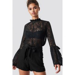 MANGO Szorty Ave - Black. Czarne szorty damskie Mango, w paski, z lyocellu, z podwyższonym stanem. Za 121,95 zł.