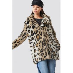 NA-KD Trend Kurtka ze sztucznego futra Leo - Brown,Beige,Multicolor. Brązowe kurtki damskie marki NA-KD Trend, bez wzorów, z syntetyku, bez kaptura. Za 404,95 zł.