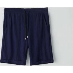 Dresowe szorty basic - Granatowy. Niebieskie spodenki i szorty męskie Cropp, s, bez wzorów, z dresówki. W wyprzedaży za 34,99 zł.
