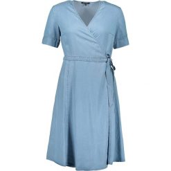Sukienka w kolorze błękitnym. Niebieskie sukienki damskie Marc O'Polo, bez wzorów, bez kołnierzyka, bez rękawów, midi, kopertowe. W wyprzedaży za 395,95 zł.