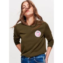 Bluza z nadrukiem - Khaki. Brązowe bluzy z nadrukiem damskie marki Cropp, l. W wyprzedaży za 29,99 zł.