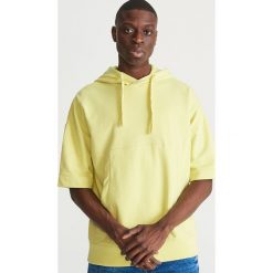 Bluza z krótkim rekawem - Żółty. Żółte bluzy męskie Reserved, s, bez wzorów, bez kołnierzyka, z krótkim rękawem, krótkie, bez kaptura. Za 79,99 zł.