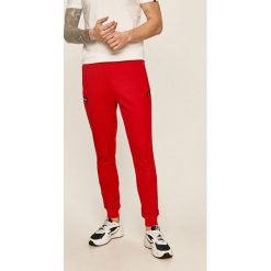 Ellesse - Spodnie. Czerwone spodnie męskie Ellesse, s, z aplikacjami, z bawełny. W wyprzedaży za 179,90 zł.