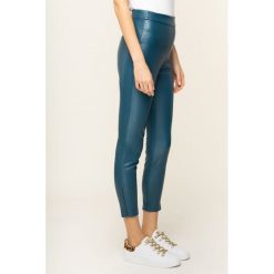 Legginsy Guess Faux W01B65 WBG60. Czarne spodnie damskie Guess, s, ze skóry ekologicznej. W wyprzedaży za 279,00 zł.