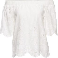 Bluzka carmen z haftem bonprix biały. Białe bluzki damskie bonprix, z haftami, bez kołnierzyka, bez rękawów. Za 79,99 zł.