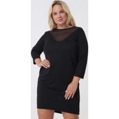 Czarna Sukienka Janice. Czarne sukienki damskie Born2be, bez wzorów, z dzianiny, z okrągłym kołnierzem, z długim rękawem, długie, mini. Za 69,99 zł.