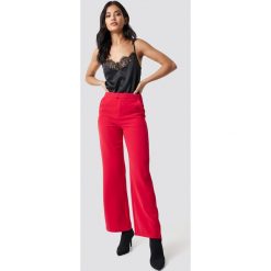 NA-KD Classic Dopasowane spodnie z szerokimi nogawkami - Red. Czerwone spodnie z wysokim stanem marki NA-KD Classic, z haftami, z poliesteru. Za 161,95 zł.