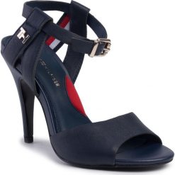 Sandały TOMMY HILFIGER - Elevated Th Hardware High Sandal FW0FW04612 Sport Navy DB9. Niebieskie klapki damskie TOMMY HILFIGER, bez wzorów, ze skóry, bez obcasa, na obcasie. Za 539,00 zł.