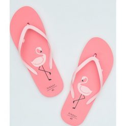 Japonki flamingi - Różowy. Różowe klapki damskie Sinsay, bez wzorów, bez obcasa. Za 9,99 zł.