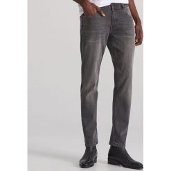 Spodnie jeansowe slim - Szary. Szare spodnie męskie Reserved, m, z jeansu. Za 99,99 zł.