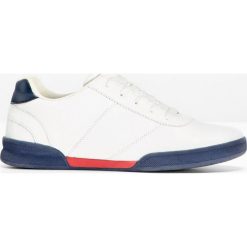 Sneakersy bonprix biało-niebiesko-czerwony. Białe buty sportowe damskie bonprix, bez wzorów, sportowe. Za 99,99 zł.
