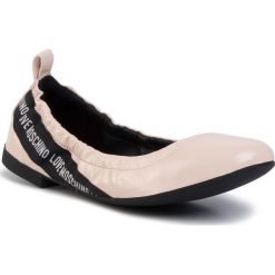 Baleriny LOVE MOSCHINO - JA11030G08JC0601 Cipria. Różowe baleriny damskie Love Moschino, bez wzorów, ze skóry, bez obcasa. Za 669,00 zł.
