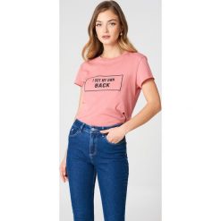 Rut&Circle T-shirt My Own Back - Pink. Zielone t-shirty damskie marki Rut&Circle, z dzianiny, z okrągłym kołnierzem. Za 80,95 zł.