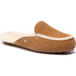 Kapcie UGG - W Lane 1020027 W/Che. Pomarańczowe klapki damskie Ugg, bez wzorów, ze skóry, bez obcasa. W wyprzedaży za 279,00 zł.