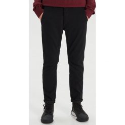 Spodnie slim - Czarny. Czarne spodnie męskie Cropp, m, bez wzorów. Za 119,99 zł.