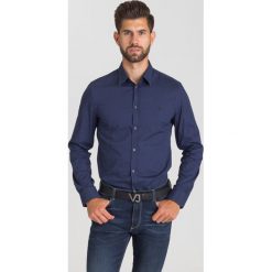 GRANATOWA KOSZULA TRUSSARDI JEANS. Niebieskie koszule męskie Trussardi Jeans, m, bez wzorów, z elastanu, z klasycznym kołnierzykiem, bez rękawów. Za 184,50 zł.