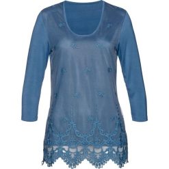 Shirt z koronką bonprix niebieski dżins. Niebieskie koszulki damskie bonprix, w koronkowe wzory, z wiskozy, bez kołnierzyka, bez rękawów. Za 49,99 zł.