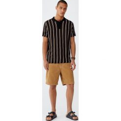 Koszulka polo w pionowe paski. Białe swetry męskie Pull&Bear, m, w paski, polo, bez kaptura. Za 79,90 zł.