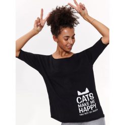 LUŹNY T-SHIRT Z KIESZONKĄ. Czarne t-shirty damskie marki Top Secret, z nadrukiem, bez kołnierzyka. Za 49,99 zł.