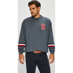 Tommy Hilfiger - Bluza. Niebieskie bluzy męskie marki TOMMY HILFIGER, xl, z nadrukiem, z bawełny, bez kaptura. W wyprzedaży za 239,90 zł.