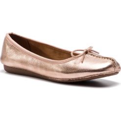Baleriny CLARKS - Freckle Ice 261397274 Rose Gold. Żółte baleriny damskie Clarks, na co dzień, bez wzorów, ze skóry, klasyczne, bez obcasa, na płaskiej podeszwie, bez zapięcia. W wyprzedaży za 199,00 zł.