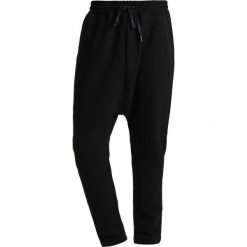 D.GNAK JODHPURS Spodnie treningowe black. Czarne spodnie męskie marki D.GNAK, m, bez wzorów, z bawełny. W wyprzedaży za 515,40 zł.