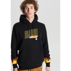 Bluza z nadrukiem płomieni - Czarny. Czarne bluzy męskie Cropp, s, z nadrukiem, bez kołnierzyka, bez rękawów, bez kaptura. Za 129,99 zł.