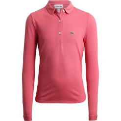 Lacoste Koszulka polo fraisier. Różowe t-shirty damskie Lacoste, z bawełny, polo. W wyprzedaży za 231,20 zł.