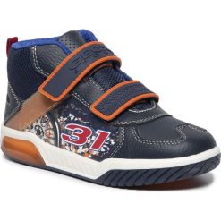 Sneakersy GEOX - J Inek B. A J949CA 05411 C0820 D Navy/Orange. Niebieskie trampki chłopięce Geox, bez wzorów, ze skóry ekologicznej, bez zapięcia. W wyprzedaży za 219,00 zł.