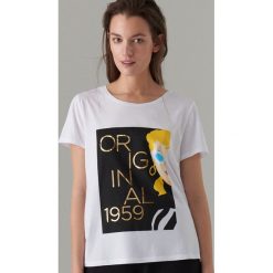 Koszulka oversize z nadrukiem Barbie - Biały. Białe koszulki damskie Mohito, s, z nadrukiem, bez kołnierzyka, bez rękawów. Za 59,99 zł.