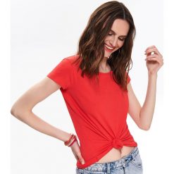 DOPASOWANY T-SHIRT DAMSKI. Czerwone t-shirty damskie Top Secret, bez wzorów, z bawełny, z okrągłym kołnierzem. W wyprzedaży za 14,99 zł.