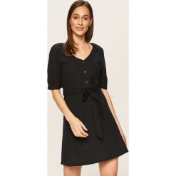 Vero Moda - Sukienka. Niebieskie sukienki damskie Vero Moda, na co dzień, s, bez wzorów, z wiskozy, casualowe, z okrągłym kołnierzem, z krótkim rękawem, krótkie, mini, proste. W wyprzedaży za 129,90 zł.