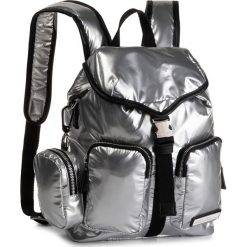 Plecak CALVIN KLEIN - Primary Backpack K60K605845 Silver. Szare plecaki damskie Calvin Klein, bez wzorów, z materiału, klasyczne. Za 579,00 zł.