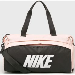 Nike - Torba sportowa. Różowe torebki damskie sportowe marki Nike, w paski, z poliesteru, sportowe, na ramię. Za 179,90 zł.