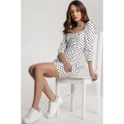 Biała Sukienka Cherilora. Białe sukienki damskie Renee, na randkę, s, z aplikacjami, z dzianiny, wizytowe, bez kołnierzyka, bez rękawów, mini, dopasowane. Za 99,99 zł.