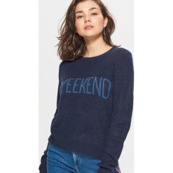Sweter z napisem - Granatowy. Niebieskie bez kategorii marki Cropp, s. W wyprzedaży za 29,99 zł.