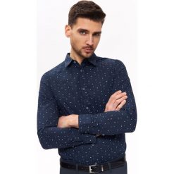 Koszula we wzór regular fit. Koszule męskie na lato, m, w kolorowe wzory, z bawełny, klasyczne. W wyprzedaży za 39,99 zł.