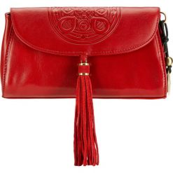 Torebka damska. Czarne listonoszki damskie Wittchen, w paski, ze skóry, eleganckie, z tłoczeniem, bez dodatków. Za 559,90 zł.